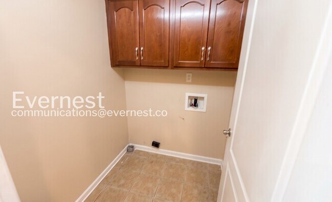 Building Photo - 4 Bed, 3 Bath Home with Garage / Pet-Friendly / Available Now!