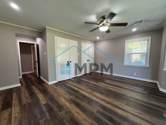 Building Photo - 616 Lakeshore Dr