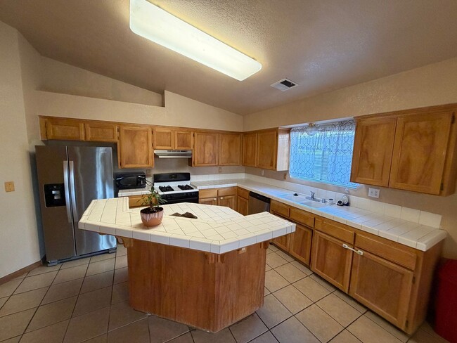 Building Photo - Nice home for rent in Hanford