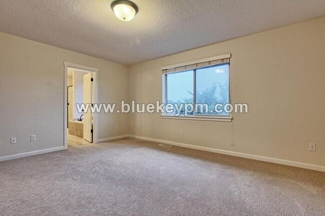 Building Photo - 3 Bed, 2.5 Bath Luxury Pet Friendly Home in Ridgefield