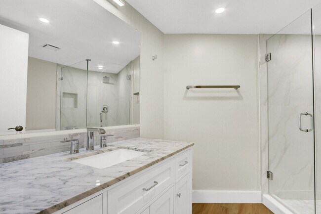 Building Photo - 5420 N Ocean Dr