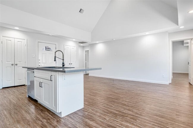 Building Photo - 3424 Tuam St