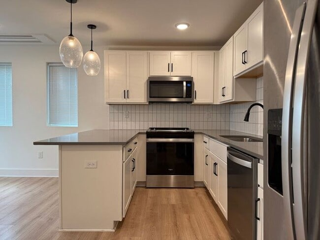 Building Photo - 3 - Level Modern Apartment in East Nashville