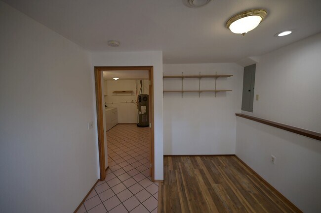 Building Photo - 4 bed, 2 bath, split level home in Sequim,...