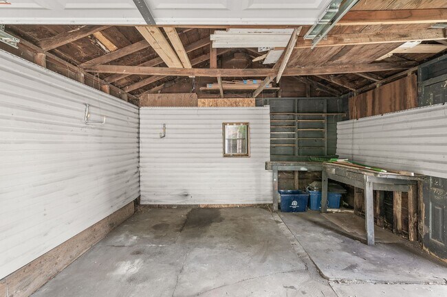 Building Photo - 3BR/1 Bath Lower Level Duplex in Northeast...