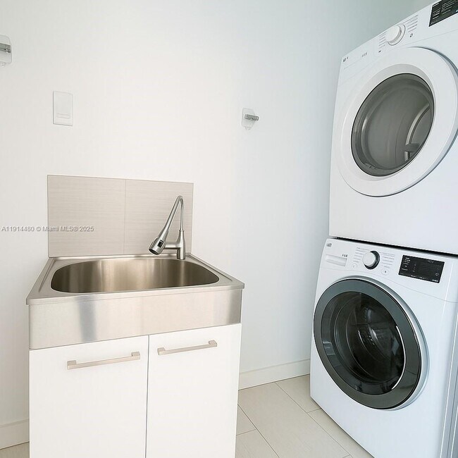 Building Photo - 413 Swan Ave