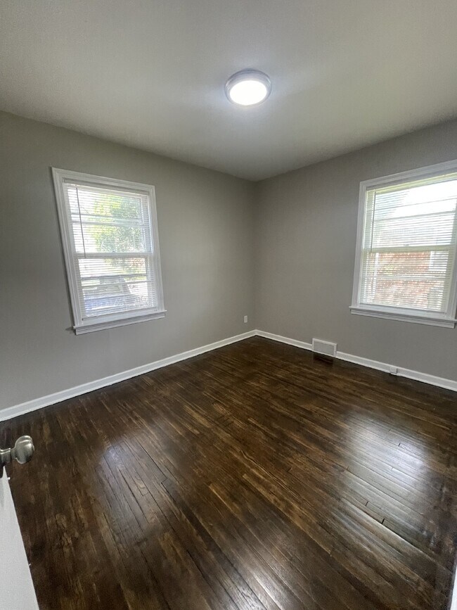 Building Photo - Updated 2 bedroom, 1 bathroom duplex with washer/dryer hookups and off street parking