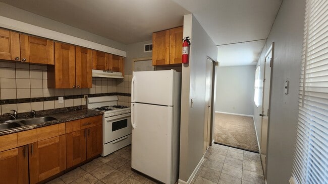 Building Photo - 102 W 8th Ave