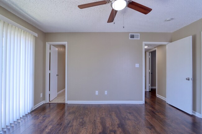 Building Photo - 707 Harbour Town Dr