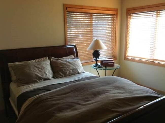 Building Photo - AVAILABLE June 1st! Spacious and Updated 2 Bedroom, 1.5 Bathroom Townhome