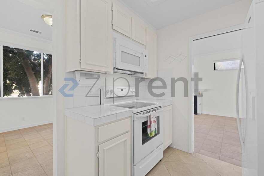 Building Photo - 1387 Crown Dr