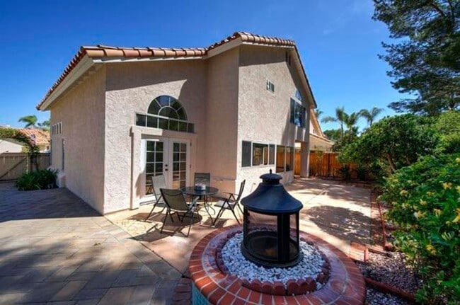 Building Photo - Beautiful 4Br/2.5Ba Home With Private Yard In Shadowridge!!