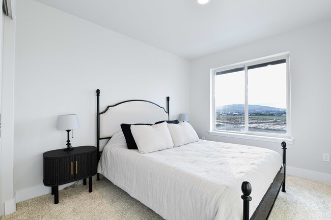 Building Photo - 925 N Elm Ave