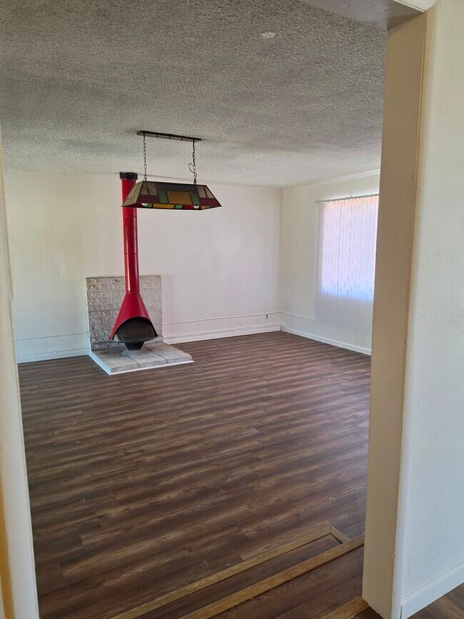 Building Photo - 3 Bedroom 2 Bath
