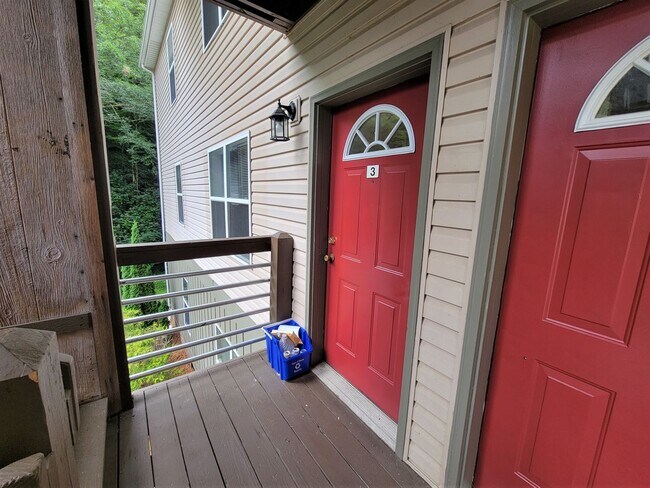 Interior Photo - Highland Woods II - 3bd/3ba: Upscale Student-Living! Minutes To Downtown Boone and ASU!