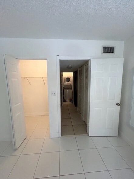 view of walk in closet - 470 NW 20th St