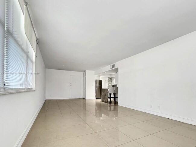Building Photo - 1913 S Ocean Dr