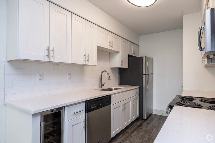 2BR, 1BA - 900SF - Kitchen - Sun Bay Palms at South Tampa