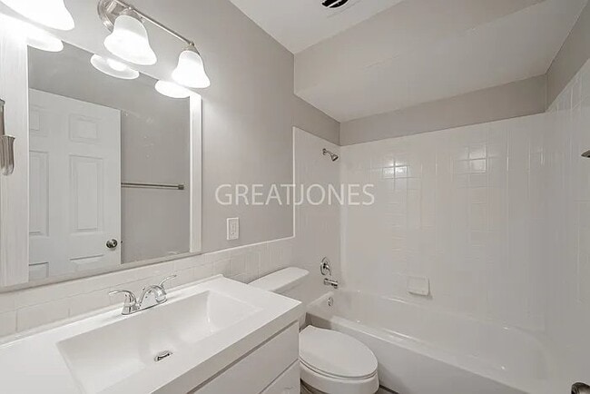 Building Photo - 11020 Linnell Dr