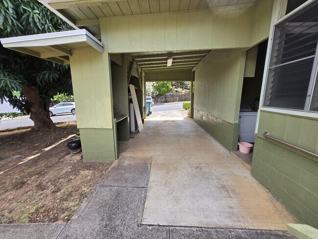 Building Photo - 5340 Uhiuhi St