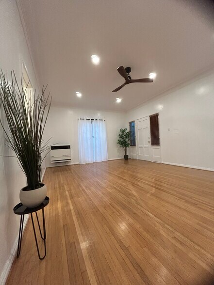 Building Photo - 850 S Kenmore Ave