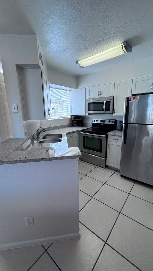 Building Photo - Fully Furnished 1BR/1BA Condo Just 3 Block...