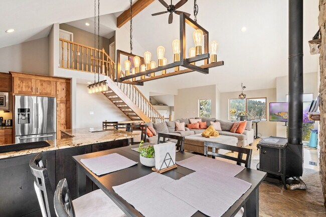 Building Photo - "Charming 3-Bed, 2-Bath Retreat Evergreen'...