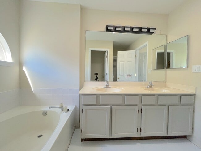 Building Photo - 2223 Periwinkle Ln