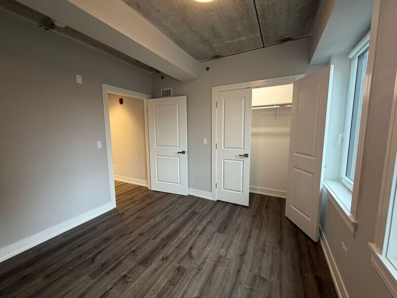 Building Photo - 952 W Carmen Ave