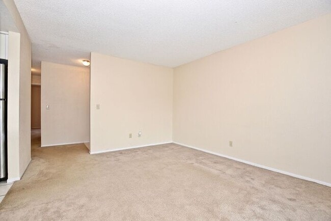 Building Photo - Modern 2/2 Condo in Hawthorne Village - Or...