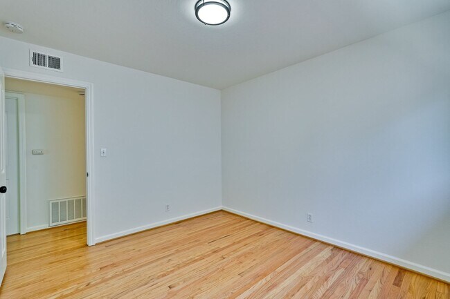 Building Photo - 941 // (Duplex)