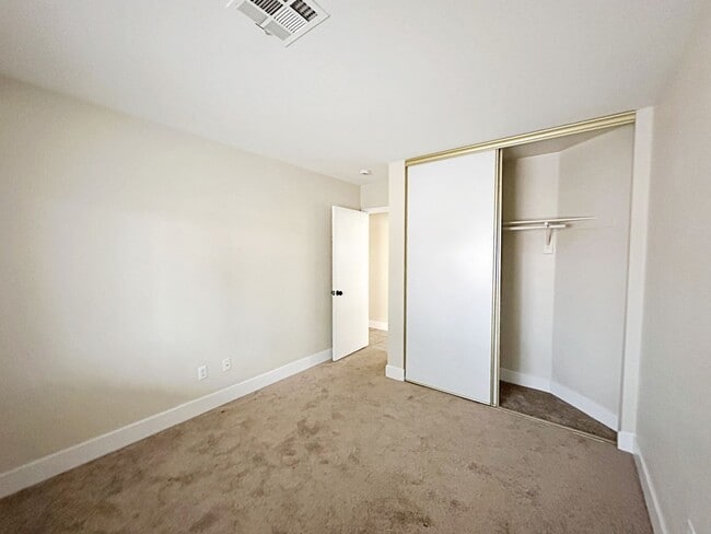 Building Photo - SINGLE STORY 3 BEDROOM HOME IN HENDERSON