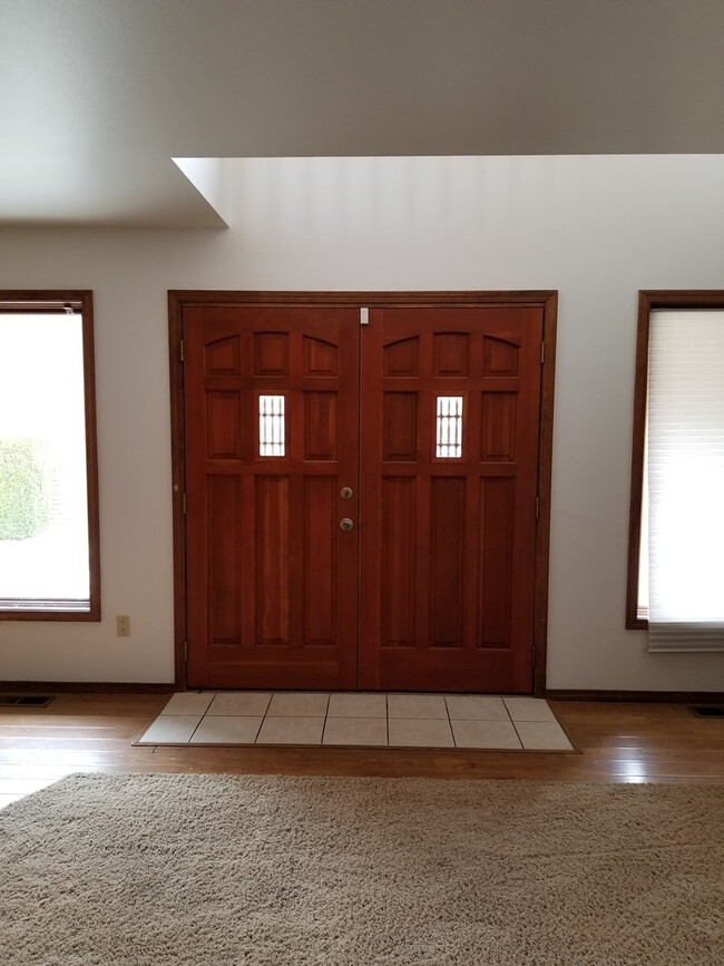 Building Photo - Bellevue Manor 2br 2ba Double garage