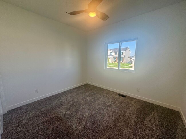 Building Photo - ** SECURITY DEPOSIT SPECIAL** 5 bedroom 3 bath in SW Lincoln