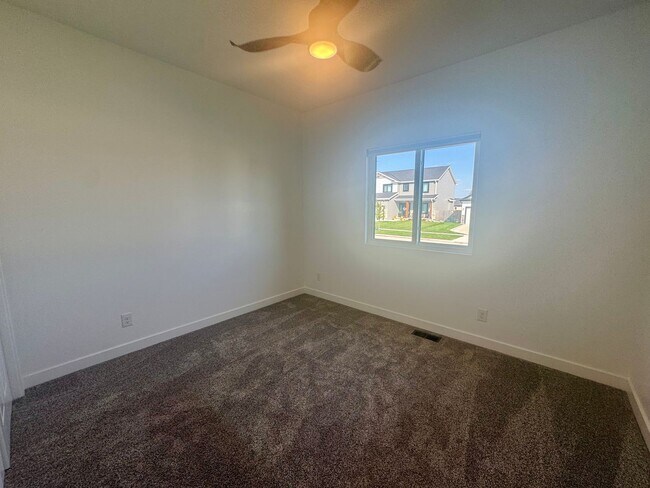 Building Photo - 5 bedroom 3 bath in SW Lincoln
