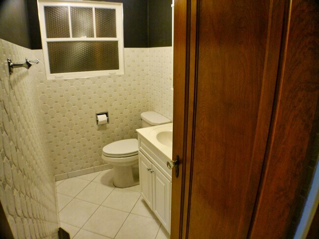 Building Photo - 9337 S Richmond Ave