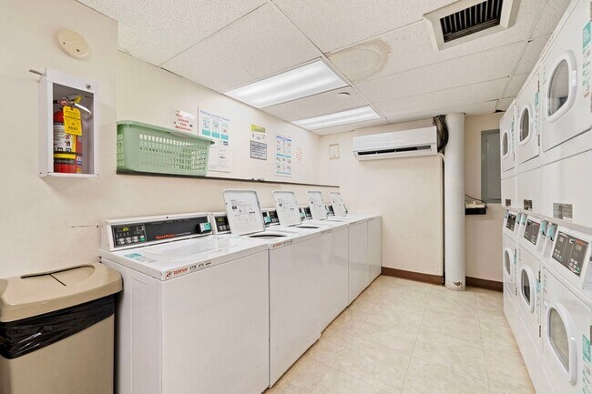 Building Photo - 1221 N Dearborn Pkwy