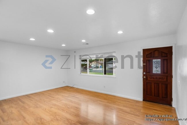 Building Photo - 909 N Estates Dr