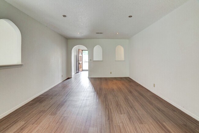 Building Photo - 4 Bed | 2 Bath | Broken Arrow | October