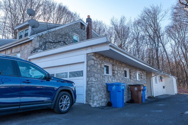 Building Photo - Spacious 1-Bedroom Apartment with Parking & Shared Yard - Midtown Kingston