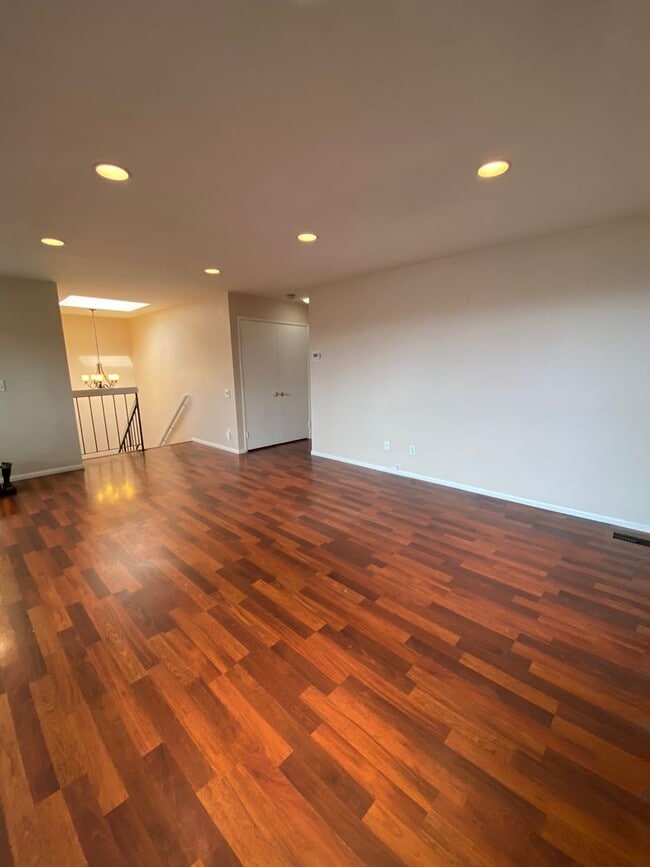 Building Photo - Beautiful 3 bed, 2 bath Townhome close to USD and Mission Valley!