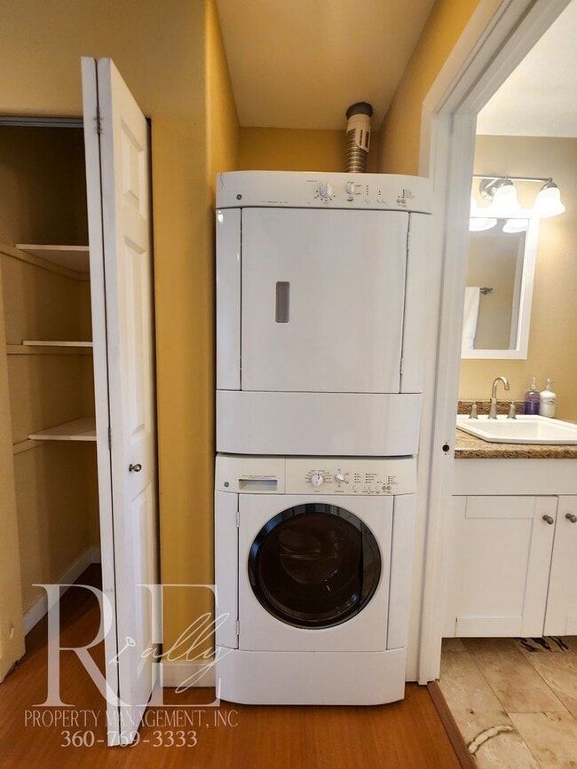 Building Photo - Furnished Poulsbo 1BR with Water Views + F...