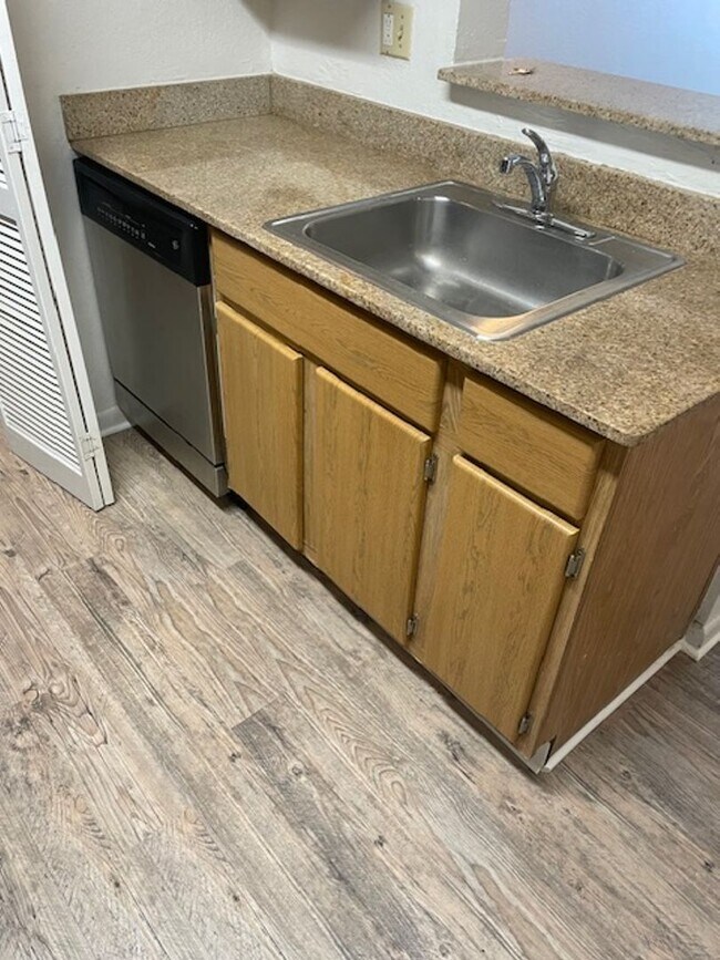 Building Photo - Lexington place ground fl One bedroom