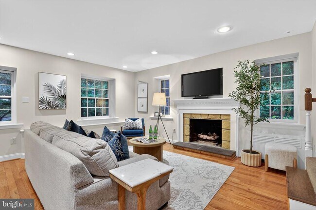 Building Photo - 829 Bryn Mawr Ave