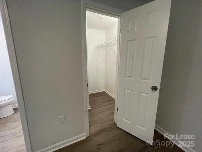 Building Photo - 7135 Ludwig Dr