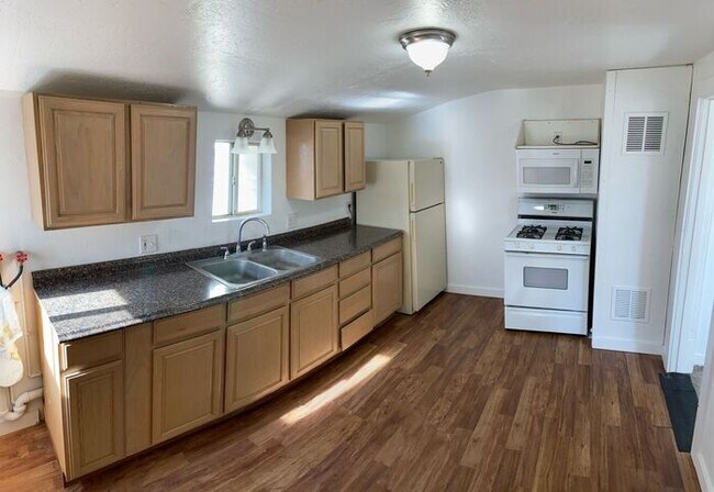 Building Photo - 1 BEDROOM MAGNA DUPLEX - GREAT PRICE!