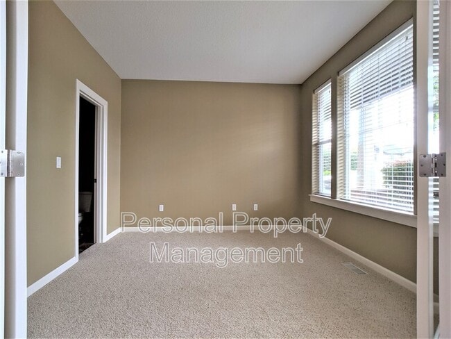 Building Photo - 10405 NE 98th Ave