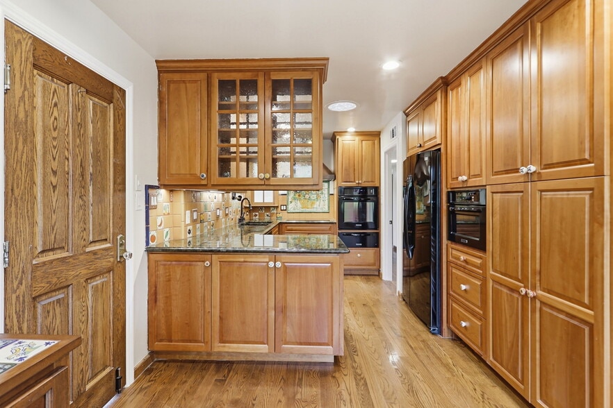 Building Photo - 927 Lorne Way