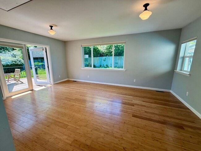 Building Photo - Columbia City Home
