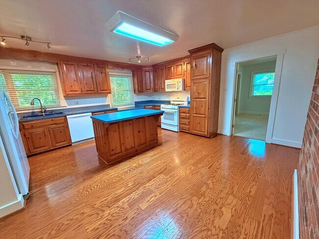 Building Photo - 8800 Sedbergh Dr